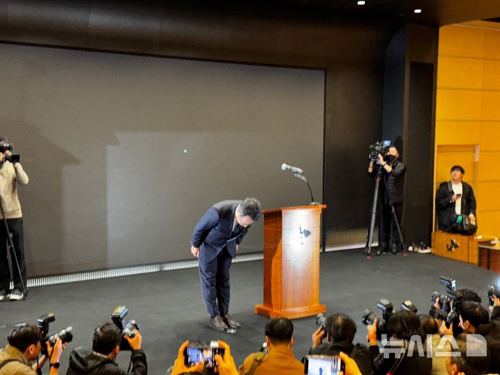 [서울=뉴시스]유영상 SK텔레콤 대표이사가 25일 SK텔레콤 T타워 4층 SUPEX홀에서 열린 고객 정보 보호조치 강화 관련 언론설명회에서 고개 숙여 사과하고 있다. (사진=심지혜 기자) 2025.04.25.