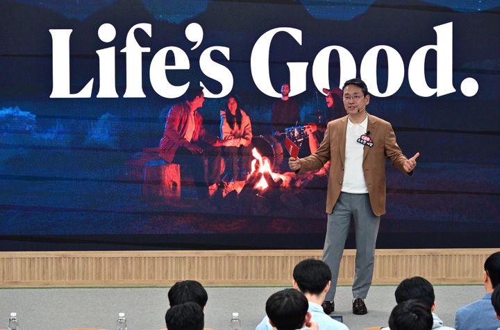 [서울=뉴시스] 조주완 LG전자 CEO가 24일 서울 관악구 서울대학교 제1공학관에서 전기·정보공학부 재학생을 대상으로 특강을 하고 있다. (사진=LG전자 제공) 2025.04.25. photo@newsis.com *재판매 및 DB 금지