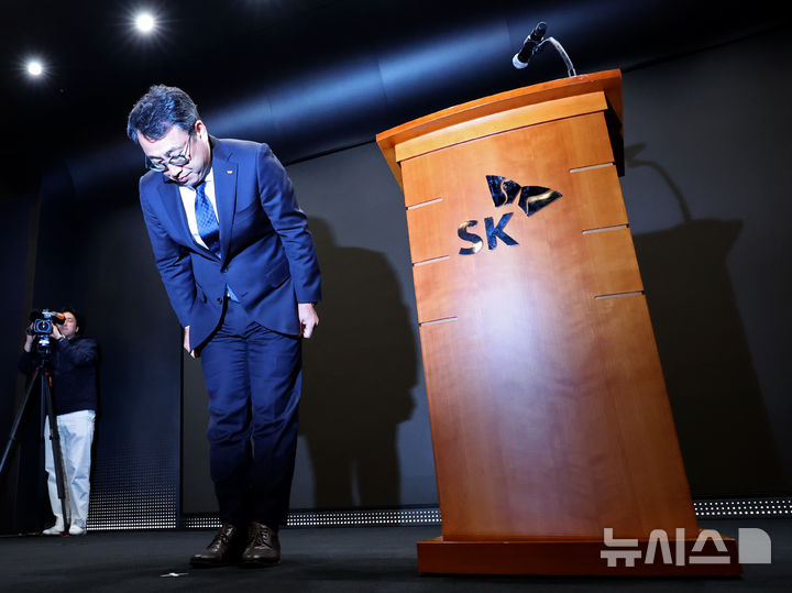 [서울=뉴시스] 김금보 기자 = 유영상 SK텔레콤 사장이 25일 오전 서울 중구 SK텔레콤 T타워에서 유심 해킹 피해 사태 관련 언론설명회를 열고 고개숙여 사과를 하고 있다. 2025.04.25. kgb@newsis.com