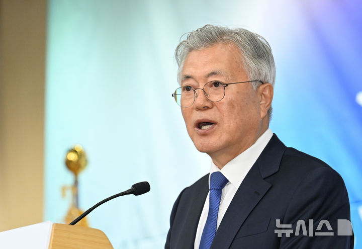 [서울=뉴시스] 권창회 기자 = 문재인 전 대통령이 지난달 25일 서울 여의도 국회도서관에서 열린 4.27 판문점선언 7주년 기념식에서 기념사를 하고 있다. (공동취재) 2025.05.12. photo@newsis.com