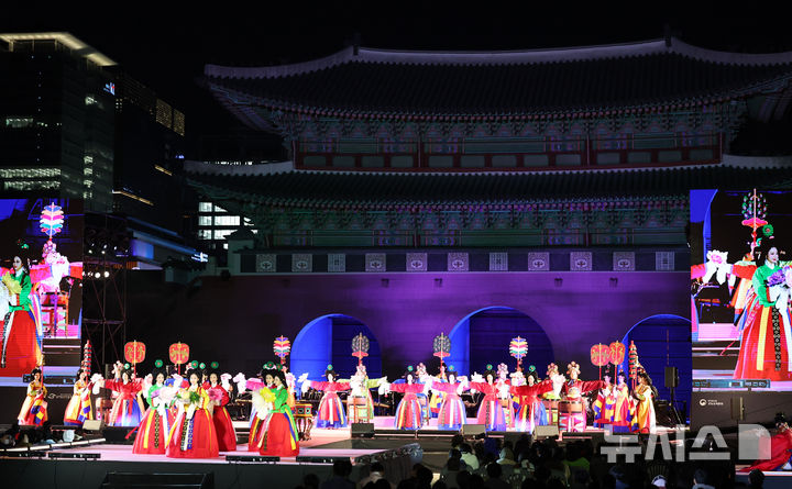 [서울=뉴시스] 김금보 기자 = 25일 오후 서울 종로구 경복궁 흥례문광장에서 열린 '2025년 제11회 궁중문화축전 개막제'에서 국립국악원 단원들이 주제공연 '제2경 개화' 공연을 하고 있다. 2025.04.25. kgb@newsis.com