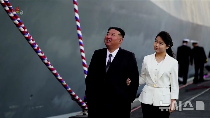 [서울=뉴시스] 지난달 25일 북한 김정은 국무위원장과 딸 주애가 북한의 5,000t급 신형다목적구축함 '최현호' 진수식에 참석하고 있다. (사진=조선중앙TV 캡쳐) 