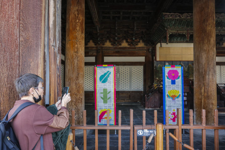 [서울=뉴시스] 창경궁에서 열린 공예 전시 '고궁만정(古宮萬情) ' (사진=국가유산진흥원 제공) 2025.04.28. photo@newsis.com *재판매 및 DB 금지