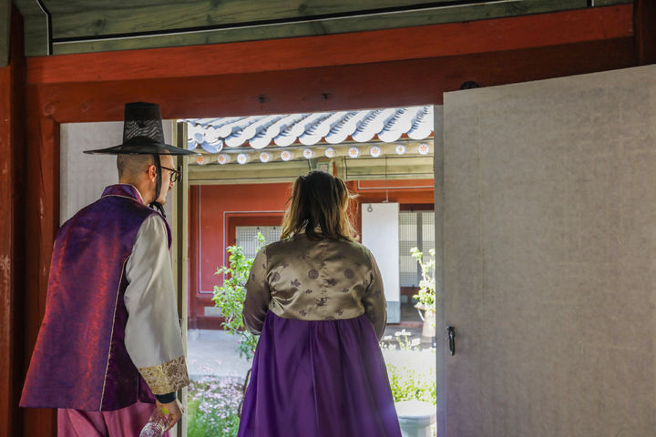 [서울=뉴시스] 창경궁에서 열린 공예 전시 '고궁만정(古宮萬情) ' (사진=국가유산진흥원 제공) 2025.04.28. photo@newsis.com *재판매 및 DB 금지