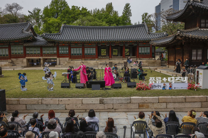 [서울=뉴시스] 덕수궁 즉조당에서 열리는 공연 '풍류+디즈니' (사진=국가유산진흥원 제공)2 025.04.29. photo@newsis.com *재판매 및 DB 금지