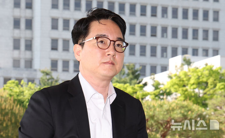 [서울=뉴시스] 추상철 기자 =심우정 검찰총장은 21일 이창수 서울중앙지검장과 조상원 서울중앙지검 4차장검사가 사의를 표명한 데 대해 검찰은 흔들림 없이 역할을 수행할 것이라고 전했다. 심 총장이 지난 4월 29일 오전 서울 서초구 대검찰청으로 출근하고 있다. 2025.04.29. scchoo@newsis.com