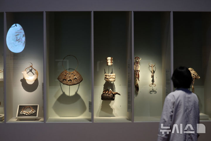 [서울=뉴시스] 박진희 기자 = 국립중앙박물관은 29일 서울 용산구 국립중앙박물관 특별전시실에서 프랑스 케브랑리-자크시라크박물관과 공동으로 특별전 '마나 모아나-신성한 바다의 예술, 오세아니아' 언론공개회를 갖고 18세기~20세기의 오세아니아의 유산을 선보이고 있다. '마나 모아나Mana Moana'는 이번 전시 기획 의도를 상징적으로 표현한 것이다. 폴리네시아어로 ‘마나mana’는 모든 존재에 깃든 신성한 힘을, ‘모아나moana’는 경계 없는 거대한 바다를 뜻한다. 2025.04.29. pak7130@newsis.com