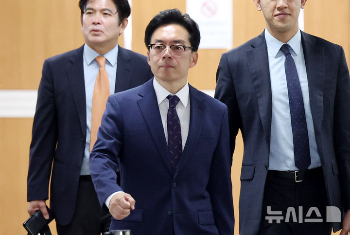 [서울=뉴시스] 추상철 기자 = 윤승영 전 경찰청 국가수사본부 수사기획조정관(치안감)이 지난달 29일 오전 서울 서초구 서울중앙지방법원에서 '12·3 비상계엄 사태 관련 내란중요임무종사' 등 혐의와 관련 공판에 출석하고 있다. 2025.05.21. scchoo@newsis.com