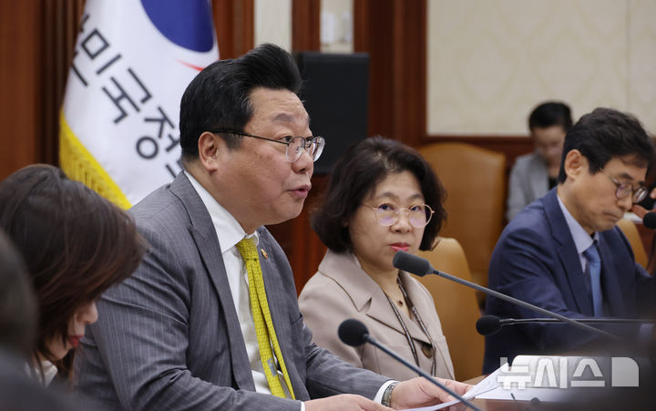 [서울=뉴시스] 김명원 기자 = 주형환 저출산고령사회위원회(저고위) 부위원장이 지난달 29일 서울 종로구 정부서울청사에서 열린 제11차 인구비상대책회의에 참석해 발언하는 모습. 2025.04.29. kmx1105@newsis.com