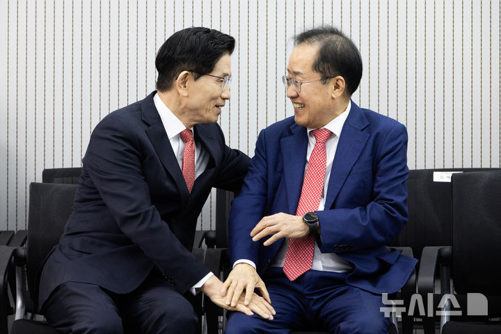 [서울=뉴시스] 국회사진기자단= 제21대 대통령후보자 국민의힘 3차 경선 진출자를 발표하는 29일 오후 서울 여의도 국민의힘 중앙당사에서 김문수, 홍준표 후보가 대화하고 있다. 2025.04.29. photo@newsis.com 
