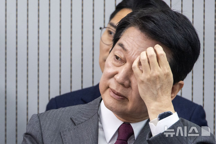 [서울=뉴시스] 국회사진기자단=제21대 대통령후보자 국민의힘 3차 경선 진출자를 발표하는 29일 오후 서울 여의도 국민의힘 중앙당사에서 안철수 후보가 결과를 기다리고 있다. 2025.04.29. photo@newsis.com 
