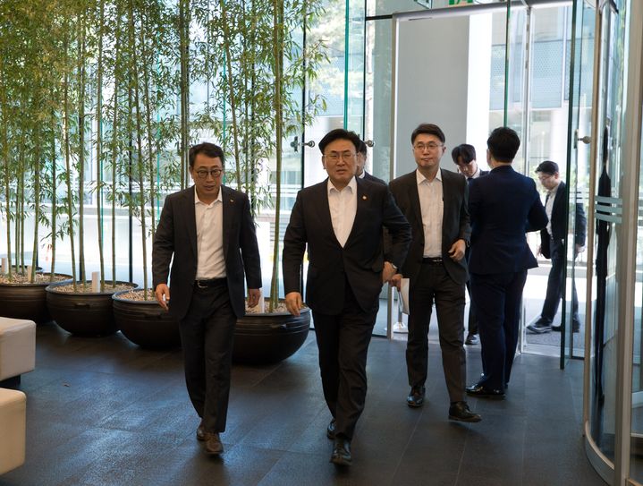 [서울=뉴시스]유상임 과학기술정보통신부 장관(왼쪽 두번째)이 30일 오전 서울 중구 SK텔레콤 본사를 방문해 사고 현장 및 조치 현황을 점검했다. (사진=과기정통부 제공)  *재판매 및 DB 금지