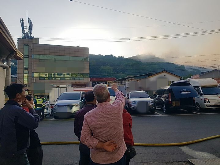 [대구=뉴시스] 정재익 기자 = 대구 북구 함지산 산불이 재발화한 30일 서변동 일대 주민들이 산불 연기를 바라보고 있다. 2025.04.30. jjikk@newsis.com *재판매 및 DB 금지