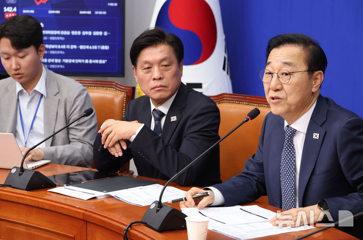 [서울=뉴시스] 조성봉 기자 = 김윤덕 더불어민주당 사무총장이 지난달 30일 오전 서울 여의도 국회에서 '진짜 대한민국 중앙선거대책위원회' 구성 발표를 하고 있다. 2025.04.30. suncho21@newsis.com