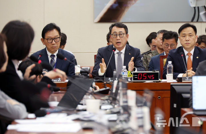 [서울=뉴시스] 고승민 기자 = 유영상 SKT 사장이 30일 서울 여의도 국회에서 열린 과학기술방송정보통신위원회 전체회의에서 의원 질의에 답하고 있다. 2025.04.30. kkssmm99@newsis.com