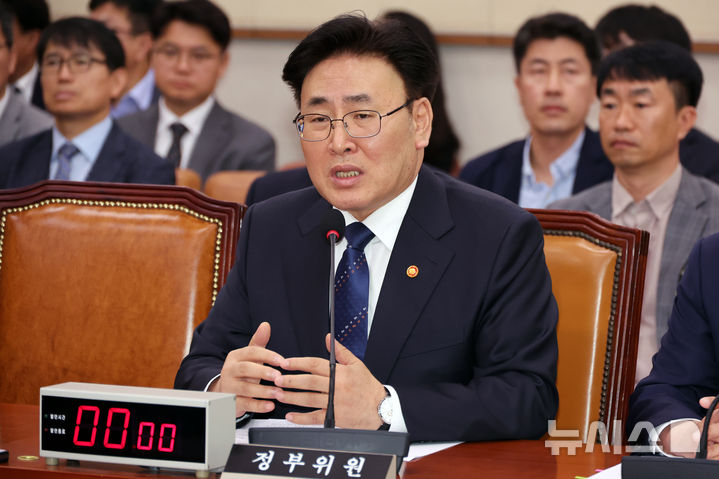 [서울=뉴시스] 조성우 기자 = 유상임 과학기술정보통신부 장관이 30일 오전 서울 여의도 국회에서 열린 법제사법위원회 전체회의에서 SK텔레콤 유심(USIM) 정보 해킹 사건 관련 의원 질의에 답변하고 있다 2025.04.30. xconfind@newsis.com