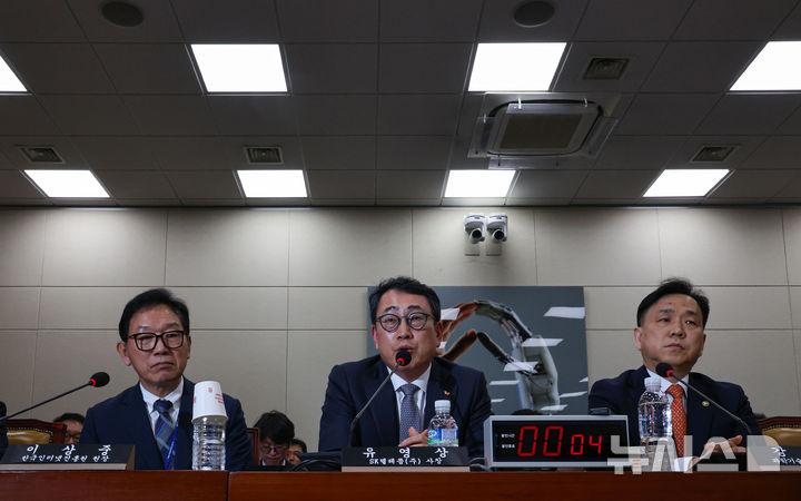 [서울=뉴시스] 권창회 기자 = 30일 오전 서울 여의도 국회에서 열린 과학기술정보방송통신위원회 전체회의 SKT해킹 및 YTN 등 방송통신분야 청문회에서 유영상 SKT텔레콤 사장이 최근 유심 해킹사태에 따른 의원질의에 답하고 있다. 2025.04.30. kch0523@newsis.com