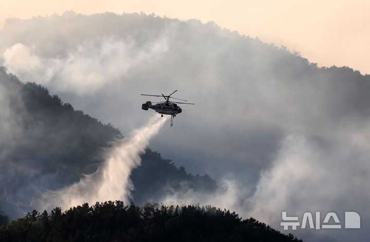 [대구=뉴시스] 이무열 기자 = 지난달 30일 오후 대구 북구 산불 현장에서 헬기가 진화작업을 하고 있다. 2025.04.30. lmy@newsis.com