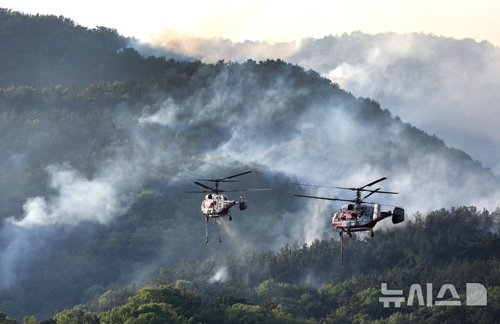 [대구=뉴시스] 이무열 기자 = 대구 북구 함지산 산불이 재발화한 30일 오후 대구 북구 산불 현장에서 헬기가 진화작업을 하고 있다. 2025.04.30. lmy@newsis.com