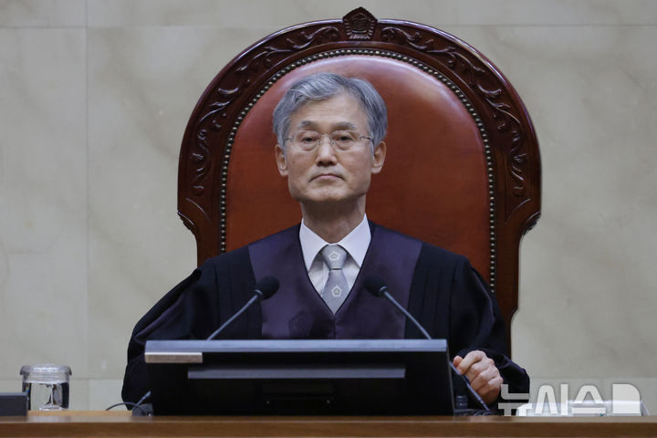 [서울=뉴시스] 사진공동취재단 = 조희대 대법원장이 1일 오후 더불어민주당 이재명 대선 후보의 공직선거법 사건 전원합의체 선고를 위해 서울 서초구 대법원 대법정에 입장해 자리에 앉아 있다. 2025.05.01.photo@newsis.com