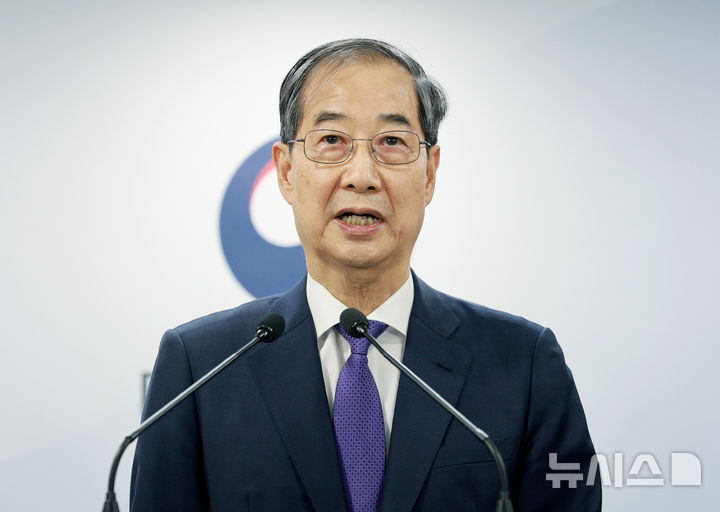 [서울=뉴시스] 고범준 기자 = 한덕수 대통령 권한대행 국무총리가 1일 서울 종로구 정부서울청사에서 대국민 담화를 하고 있다. 2025.05.01. bjko@newsis.com