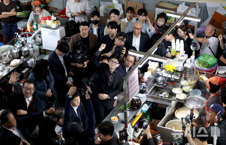 [대구=뉴시스] 이무열 기자 = 한동훈 제21대 대통령 선거 국민의힘 경선 후보가 1일 대구 중구 서문시장을 찾아 지지자들에게 인사하고 있다. 2025.05.01. lmy@newsis.com