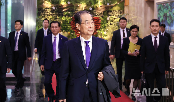 [서울=뉴시스] 고범준 기자 = 총리직 사퇴를 발표한 한덕수 대통령 권한대행 국무총리가 1일 서울 종로구 정부서울청사에서 열린 퇴임식을 마치고 이동하고 있다. (대통령실통신사진기자단) 2025.05.01. bjko@newsis.com