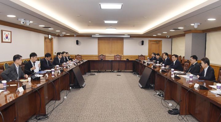 [서울=뉴시스] 사진은 김범석 기획재정부 장관 직무대행 1차관이 지난 2일 오전 서울 중구 은행회관에서 '거시경제·금융현안 간담회'를 주재하고 있는 모습. (사진=기획재정부 제공) 2025.05.02. photo@newsis.com *재판매 및 DB 금지
