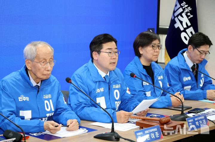 [서울=뉴시스] 조성봉 기자 = 박찬대 더불어민주당 상임 총괄선대위원장이 2일 오전 서울 여의도 중앙당사에서 열린 중앙선거대책위원회의에서 발언을 하고 있다. 2025.05.02. suncho21@newsis.com