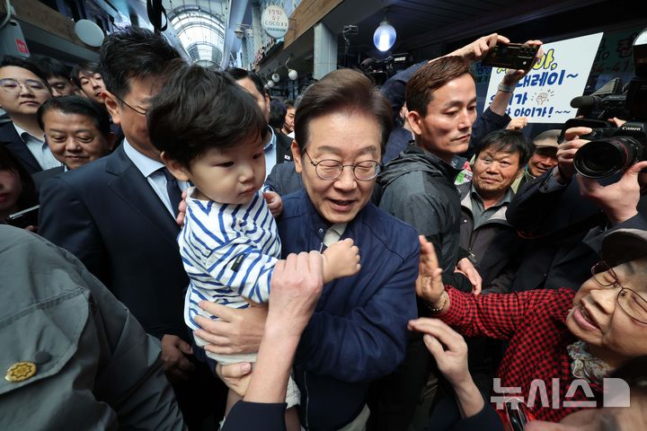 [철원=뉴시스] 조성우 기자 = 민심을 청취하는 '경청 투어'에 나선 이재명 더불어민주당 대선후보가 2일 오전 강원도 철원군 동송시외버스공용터미널 인근에서 어린이를 안아주고 있다. 2025.05.02. xconfind@newsis.com