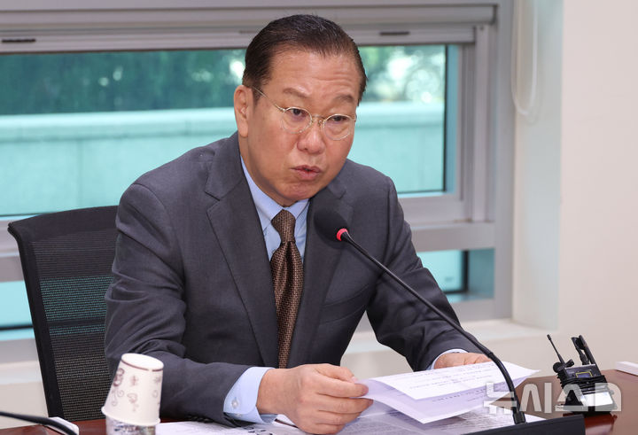 [서울=뉴시스] 조성봉 기자 = 권영세 국민의힘 비상대책위원장이 2일 오전 서울 여의도 국회 의원회관 간담회의실에서 열린 제21대 대선 통일 외교 정책 평가 및 제언 토론회에서 발언을 하고 있다. 2025.05.02. suncho21@newsis.com