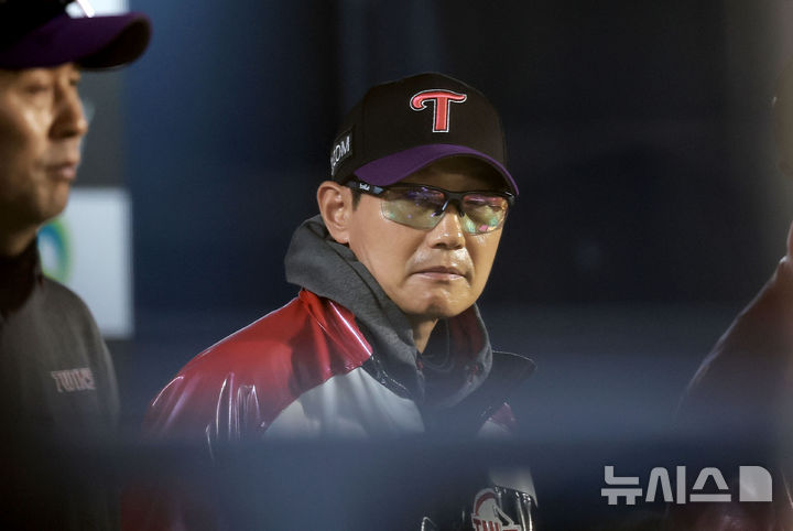 [서울=뉴시스] 정병혁 기자 = 2일 서울 송파구 잠실야구장에서 열린 2025 KBO리그 SSG 랜더스와 LG 트윈스의 경기, LG 염경엽 감독이 경기를 지켜보고 있다. 2025.05.02. jhope@newsis.com