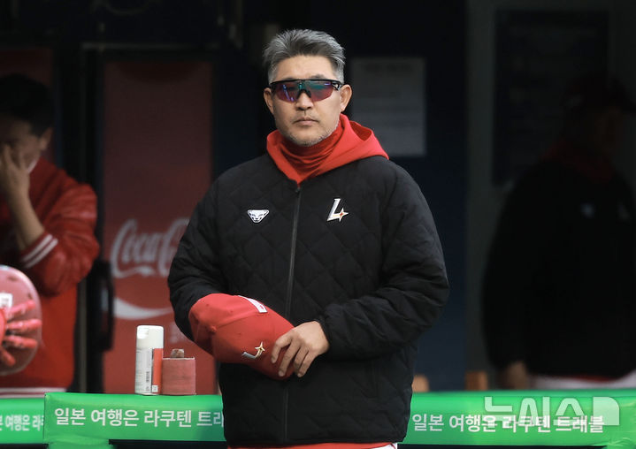 [서울=뉴시스] 정병혁 기자 = 2일 서울 송파구 잠실야구장에서 열린 2025 KBO리그 SSG 랜더스와 LG 트윈스의 경기, SSG 이숭용 감독이 경기를 기다리고 있다. 2025.05.02. jhope@newsis.com