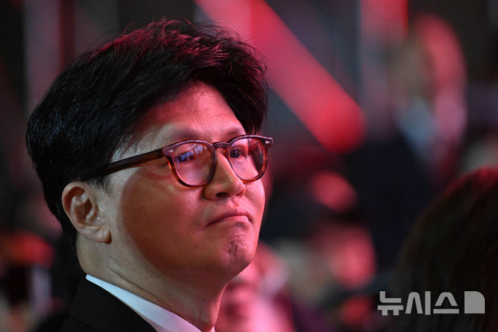 [고양=뉴시스] 고승민 기자 = 3일 경기 고양 킨텍스에서 열린 국민의힘 대선 후보 선출 전당대회에서 최종 탈락한 한동훈 후보가 아쉬운 표정을 짓고 있다. (공동취재) 2025.05.03. photo@newsis.com