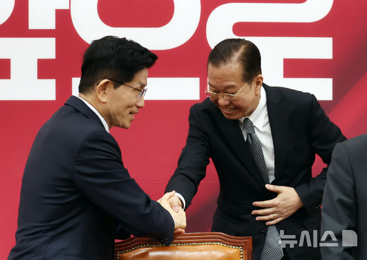 [서울=뉴시스] 고승민 기자 = 국민의힘 권영세 비대위원장과 김문수 대선 후보가 4일 서울 여의도 국회에서 열린 선거대책위원회에서 인사를 나누고 있다. 2025.05.04. kkssmm99@newsis.com