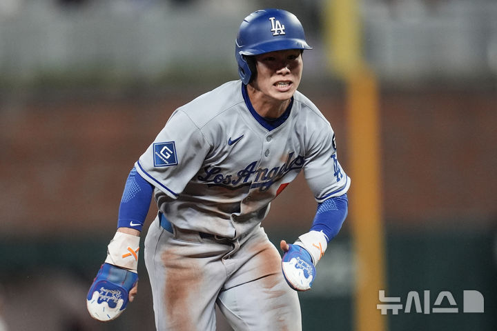 [애틀랜타=AP/뉴시스] 미국 메이저리그(MLB) LA 다저스 김혜성이 지난 4일(현지 시간) 미국 조지아주 애틀랜타의 트루이스트 파크에서 벌어진 2025 MLB 애틀랜타 브레이브스와의 경기에 9회 대주자로 출전해 3루로 달리고 있다. 2025.05.05.