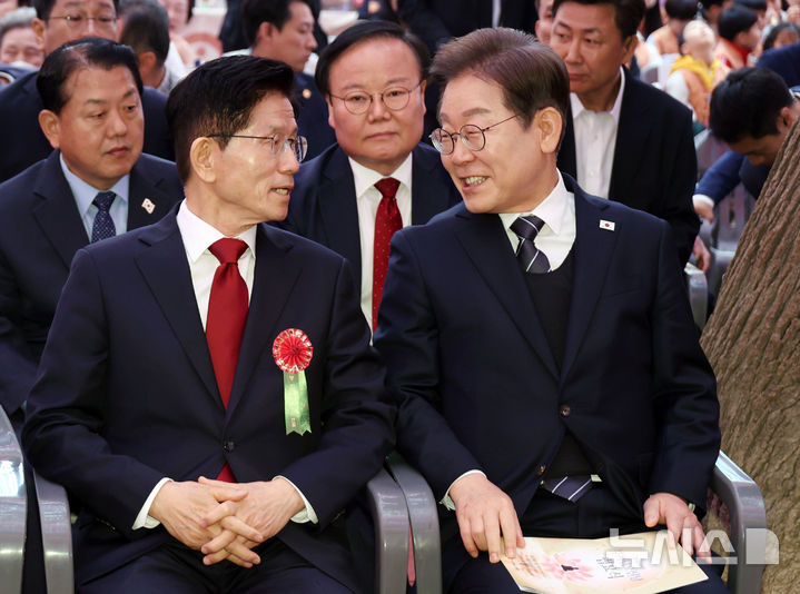 [서울=뉴시스] 최진석 기자 = 이재명 더불어민주당 대선 후보와 김문수 국민의힘 대선 후보가 5일 서울 종로구 조계사에서 열린 부처님오신날 봉축법요식에서 대화를 나누고 있다. (대통령실통신사진기자단) 2025.05.05. myjs@newsis.com