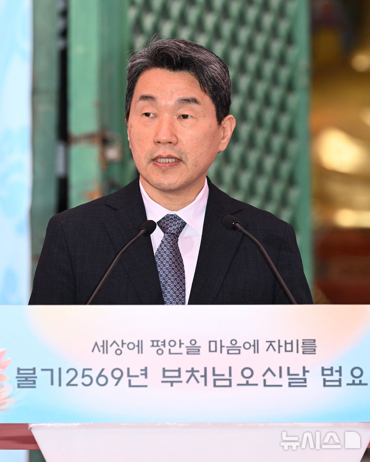 [서울=뉴시스] 최진석 기자 = 이주호 대통령 권한대행 부총리 겸 교육부 장관이 5일 서울 종로구 조계사에서 열린 부처님오신날 봉축법요식에서 축사하고 있다. (대통령실통신사진기자단) 2025.05.05. myjs@newsis.com