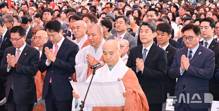[서울=뉴시스] 최진석 기자 = 이주호 대통령 권한대행 부총리 겸 교육부 장관이 5일 서울 종로구 조계사에서 열린 부처님오신날 봉축법요식에 참석해 조계종 총무원장 진우스님, 우원식 국회의장 등과 함께 합장하고 있다. (대통령실통신사진기자단) 2025.05.05. myjs@newsis.com