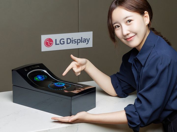 [서울=뉴시스]LG디스플레이 직원이 차량용 스트레처블 디스플레이를 소개하고 있다. (사진=LG디스플레이 제공) 2025.05.06. photo@newsis.com *재판매 및 DB 금지