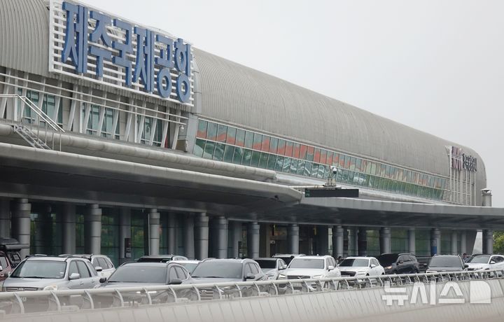 [제주=뉴시스] 양영전 기자 = 지난 6일 오전 제주국제공항 3층 출발장이 제주를 떠나는 관광객들로 분주한 모습을 보는 모습. 2025.05.06. 0jeoni@newsis.com 