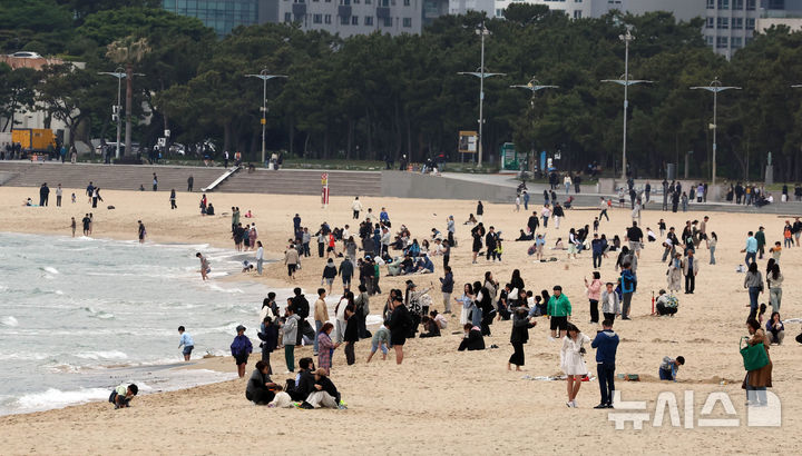 [부산=뉴시스] 하경민 기자 = 황금연휴 마지막 날인 6일 부산 해운대구 해운대해수욕장을 찾은 시민과 관광객들이 나들이를 즐기고 있다. 2025.05.06. yulnetphoto@newsis.com