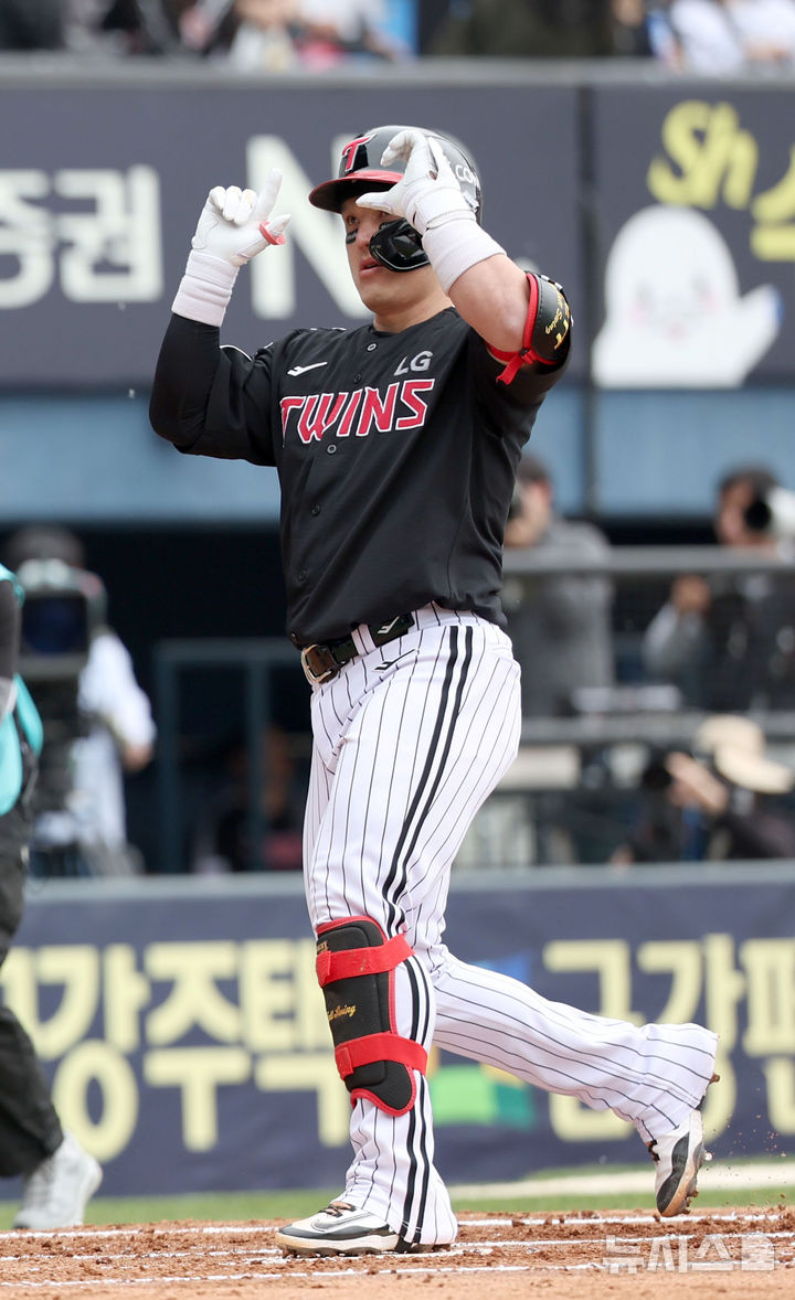 [서울=뉴시스] 김선웅 기자 = 6일 서울 송파구 잠실야구장에서 열린 2025 프로야구 LG 트윈스 vs 두산 베어스의 경기, 2회초 무사 주자없는 상황 LG 5번타자 박동원이 좌월 솔로 홈런을 때린 뒤 홈인 하고있다. 2025.05.06. mangusta@newsis.com