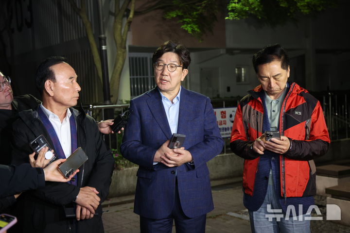 [서울=뉴시스] 김금보 기자 = 권성동(가운데) 국민의힘 원내대표를 비롯한 중진의원들이 6일 오후 서울 관악구 김문수 대선후보의 자택 앞에서 '한덕수 후보와의 단일화' 관련 논의를 위해 김 후보를 기다리며 취재진의 질문에 답변하고 있다. 2025.05.06. kgb@newsis.com
