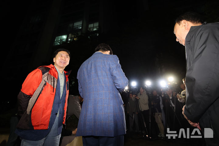 [서울=뉴시스] 김금보 기자 = 김기현(왼쪽) 국민의힘 의원이 6일 오후 서울 관악구 김문수 대선후보의 자택 앞에서 '한덕수 후보와의 단일화'  관련 논의를 위해 김 후보를 기다리며 웃음을 보이고 있다