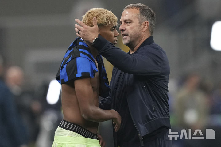 [밀라노=AP/뉴시스] 스페인 프로축구 프리메라리가 바르셀로나의 라민 야말, 한지 플릭 감독. 2025. 5. 6.