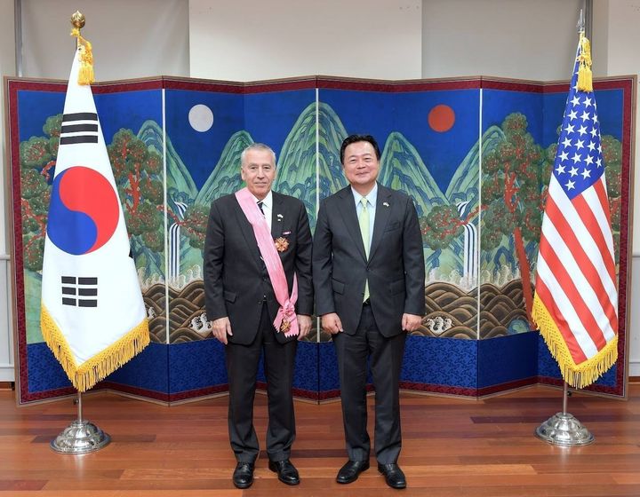 [워싱턴=뉴시스]조현동 주미대사가 6일(현지 시간) 미국 워싱턴DC 주미대사관에서 필립 골드버그 전 주한미국대사에게 최고등급 수교훈장인 광화장을 전수한 후 기념촬영하고 있다. (사진=주미대사관 제공). 2025.05.07. *재판매 및 DB 금지