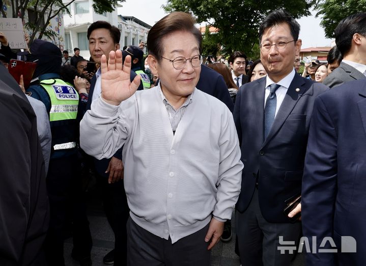 [전주=뉴시스] 조성봉 기자 = 민심을 청취하는 '경청 투어'에 나선 이재명 더불어민주당 대선후보가 7일 전북 전주시 완산구 풍남문 인근에서 시민들에게 인사를 하고 있다. 2025.05.07. suncho21@newsis.com