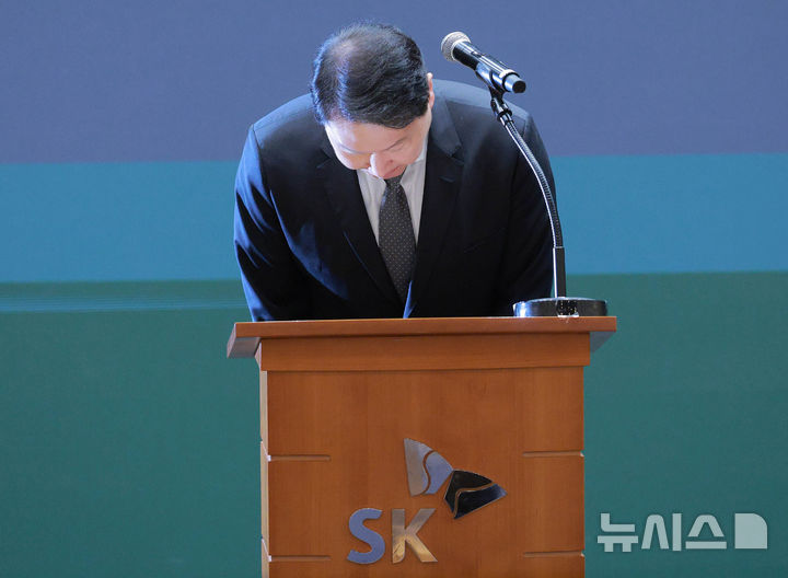 [서울=뉴시스] 이영환 기자 = 최태원 SK그룹 회장이 7일 오전 서울 중구 SK텔레콤 T타워 SUPEX홀에서 SK텔레콤의 해킹 사고와 관련해 대국민 사과를 하고 있다. (공동취재) 2025.05.07. photo@newsis.com