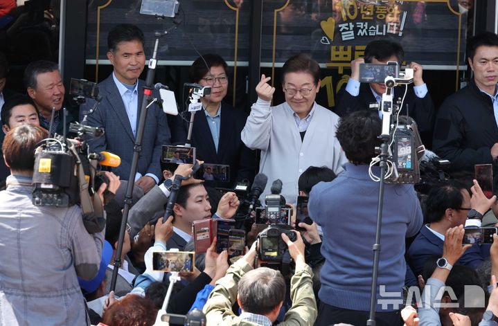 [진안=뉴시스] 조성봉 기자 = 민심을 청취하는 '경청 투어'에 나선 이재명 더불어민주당 대선후보가 7일 전북 진안군 새참거리 인근에서 시민들에게 인사를 하고 있다. .2025.05.07. suncho21@newsis.com